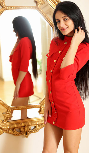 18 year old girl Ella Woods nudes on a vibrator after slowly removing clothing